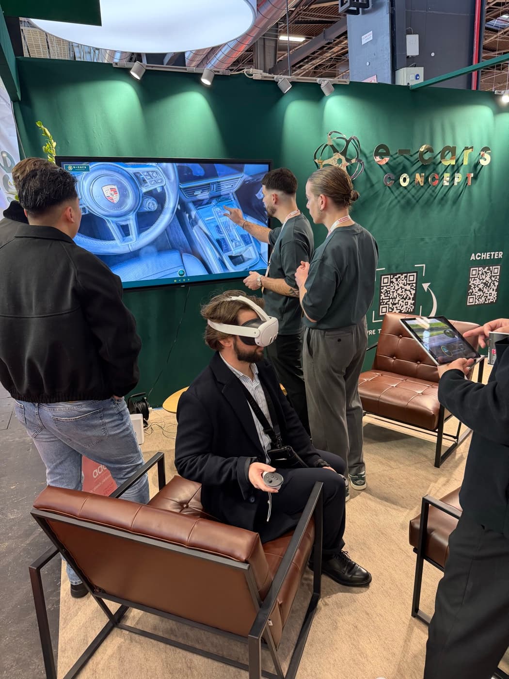 Stand E-Cars sur un salon : démonstration en réalité virtuelle