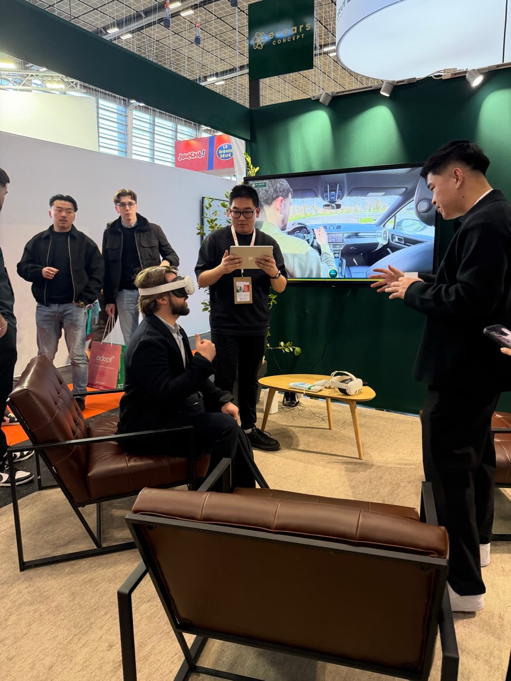 L'équipe E-Cars sur son stand de salon